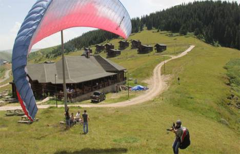 Kümbet yaylası yamaç paraşütçülerinin ilgi odağı oldu!