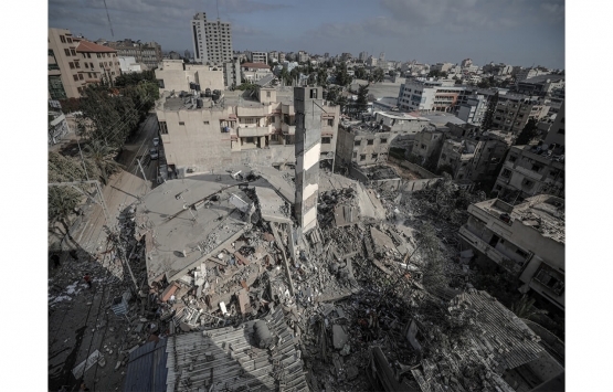 İsrail'in saldırılarıyla Gazze Şeridi'ndeki 6 katlı bina yıkıldı!