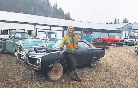 Kanada'da 1.4 milyon dolara satılık arazi, ev ve 340 araç!