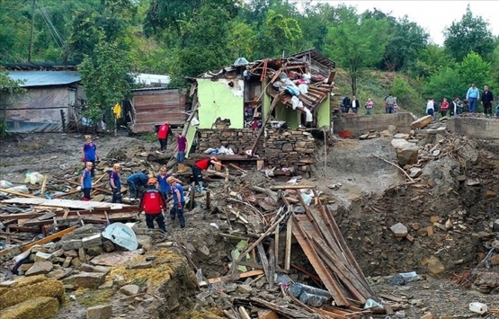 Sinop Ayancık ta selden hasar gören evler yıkılıyor!