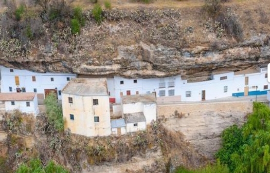 İspanya'da dev kayalığın altına 3 bin nüfuslu köy kurdular!