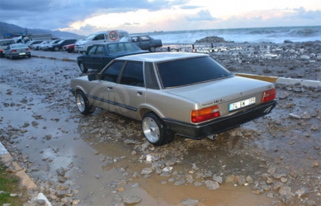 İnebolu'da 5 metrelik dalgalar yolu kapattı!