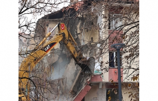 Keçiören deki Onbirler Apartmanı nın yıkımına başlandı!
