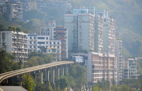 Çin Chongqing de metro apartmanların içinden geçiyor!