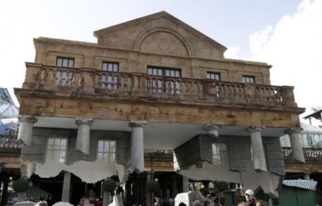 Havada duran bina büyük ilgi görüyor!