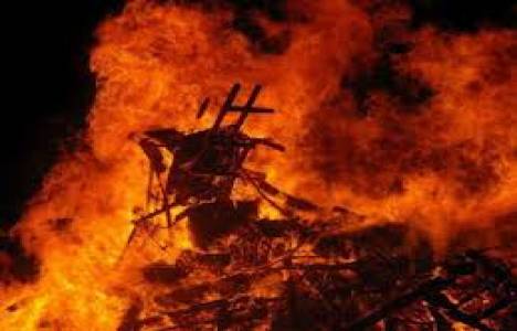 Mudurnu'da iki katlı ev tamamen yandı!