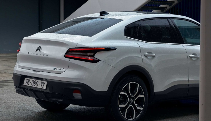 Citroen e-C4X'in fiyatı bir gecede 260 bin 700 TL düştü! İşte Citroen e-C4X'in 4 Mart 2023 fiyat listesi...