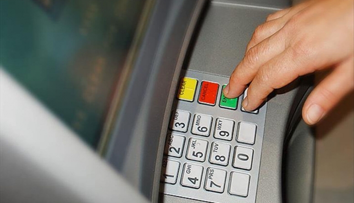 ATM’den işlem yapanlar sakın bu gaflete düşmeyin! Dolandırıcılar kol geziyor!