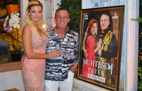  Ali Ağaoğlu Petek Ertüre'e tablo hediye etti!