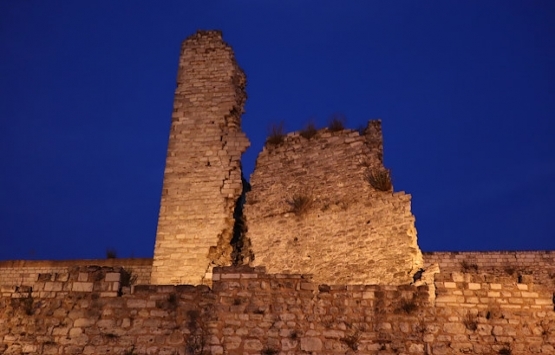 Tarihi İstanbul surları depremde ikiye yarıldı!