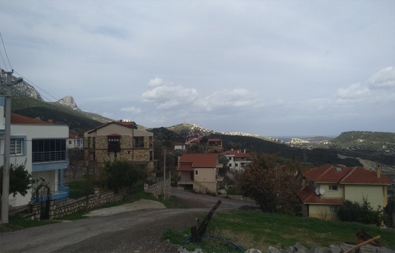 İzmir Karaburun daki 12 dükkan yıkılma tehlikesi nedeniyle tahliye edilecek!