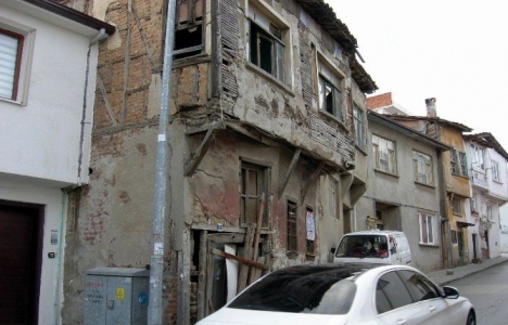 Elazığ'daki eski binalar tehlike saçıyor!