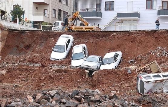 Beşiktaş ta istinat duvarı araçların üzerine çöktü!