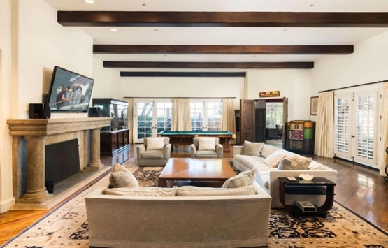 Charlie Sheen Beverly Hills teki evini 8 milyon dolara satıyor!