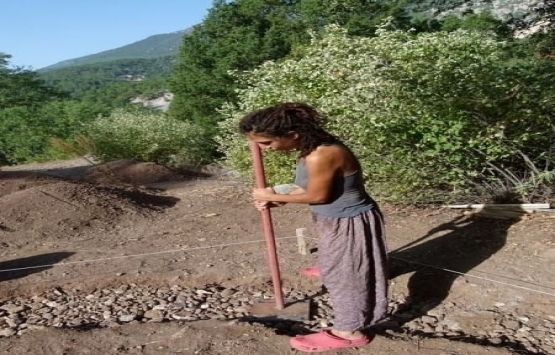 Doğa içinde 1500 TL ye kendi evini yaptı!