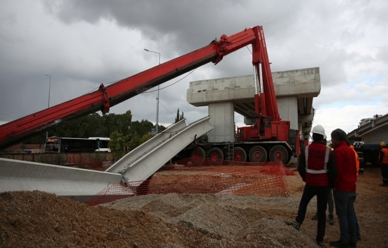 Antalya'daki tramvay inşaatında 40 tonluk beton blok, vincin üzerine düştü!
