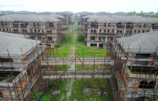 Çin in hayalet şehrinde tek başına yaşıyor!