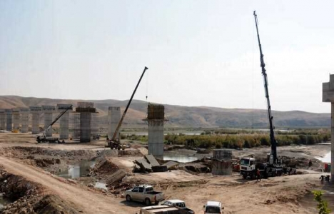 Güneydoğu nun en uzun demiryolu viyadüğü yapılıyor!