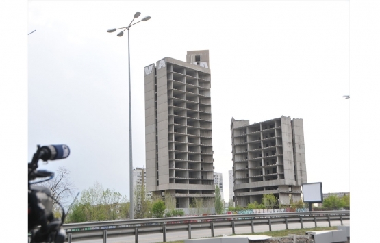 Sofya'da komünizm döneminden kalma 17 katlı bina patlayıcı ile yıkıldı!