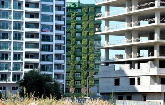 Adana daki sarmaşık bina görenleri şaşırtıyor!