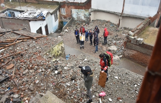 Diyarbakır da tavanı çöken metruk evdeki 4 kişi yaralandı!