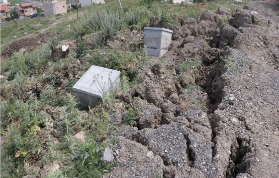 İzmir Çiğli de zemininde çatlaklar görülen bölgede 5 ev boşaltıldı!