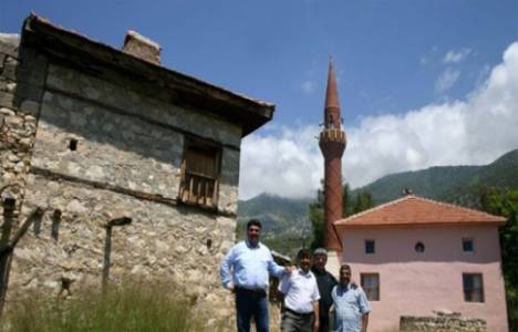 Beymelek'te taş evlerin yolları taştan yapılıyor!