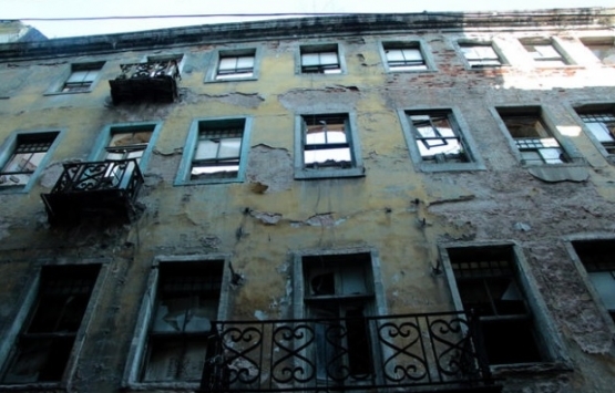 İstanbul sokaklarındaki metruk binalar tehlike saçıyor!