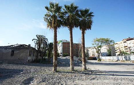 Bayraklı tören alanı kazandı!