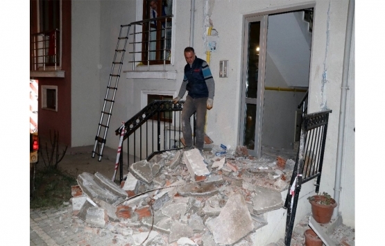 Karabük'te bir apartmanın beton sundurması çöktü!