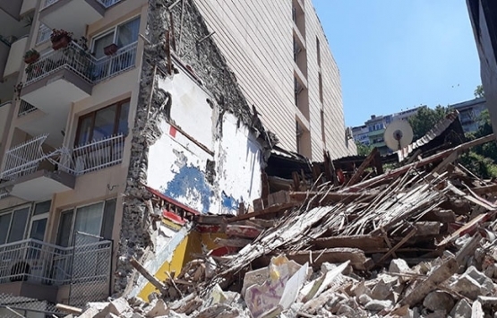 İzmir'de çöken bina çevresine tel örgü çekildi!