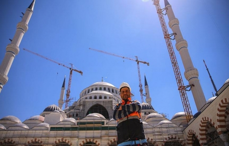 Vinç operatörü Sebahattin Çintaş'ın zirvedeki mesaisi!