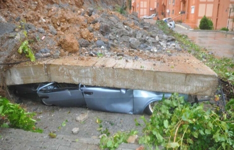 Mersin'de istinat duvarı çöktü!