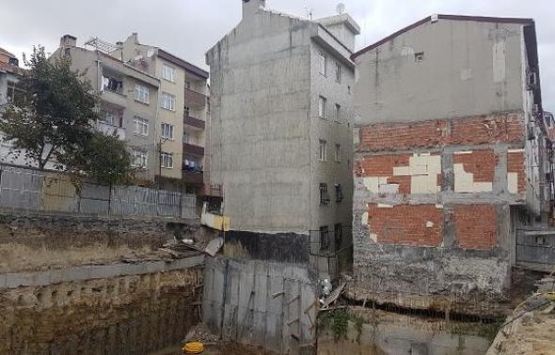 Bağcılar'da çökme riski olan bina boşaltıldı!