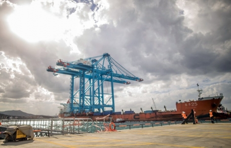 Dünyanın en büyük vinçleri İzmir Petkim Limanı'na getirildi!