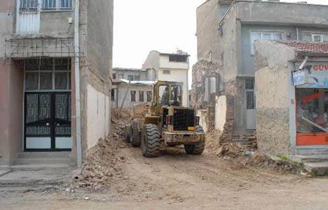 Bolvadin'de tehlikeli binaların yıkımı devam ediyor!