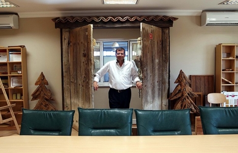 Malatyalı iş adamı doğduğu evin kapısını makam odasına taktırdı!