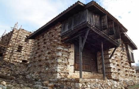 Antyalya'da tarihi düğmeli evlerin antika değeri taşıyan parçaları sökülüyor!