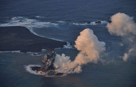 Japonya'da volkanik patlama yeni bir ada açığa çıkardı!