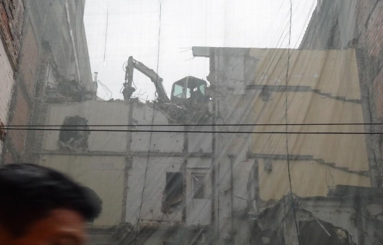 İstiklal de yıkılan bina caddeyi toz bulutuyla kapladı!