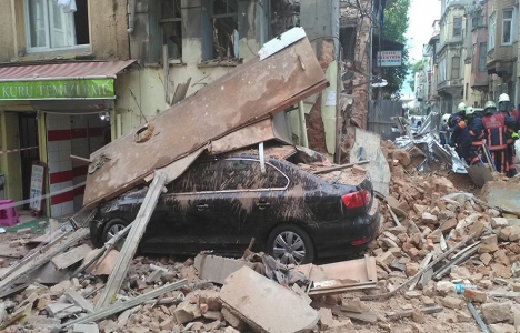 Kumkapı da 4 katlı bina çöktü!