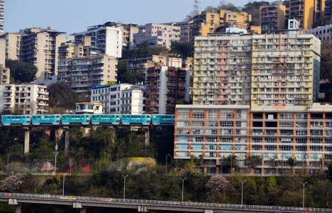 Çin Chongqing'de metro apartmanların içinden geçiyor!