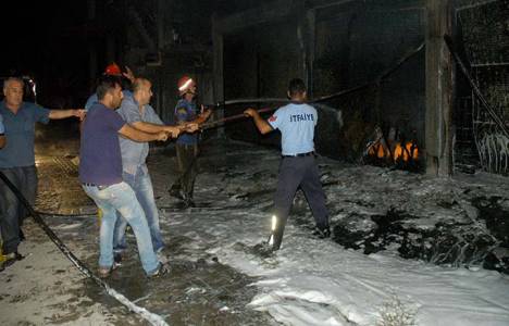 Adana'da depo patladı: 4 ev hasar gördü!