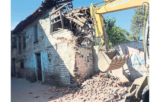 İzmir Tire'de metruk binaların yıkımına başlandı!