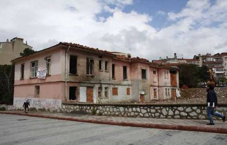 Bandırma Pertevniyal Hastanesi restore edilmeyi bekliyor!