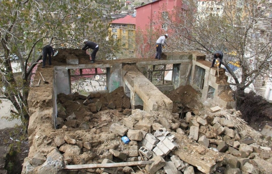 Bitlis'teki metruk binalar yıkılıyor!
