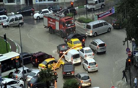 Bursa'daki şiddetli yağış nedeniyle bazı alt geçitleri su bastı!