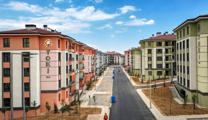 Deprem konutlarındaki eksiklikler meclis gündemine taşındı! Bakan Kurum topu AFAD a attı!