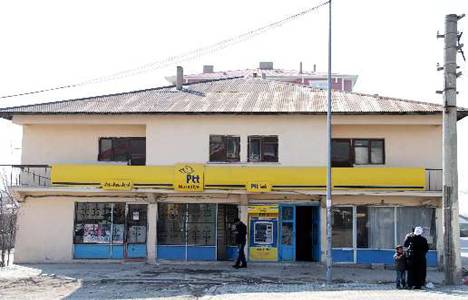 Depremde hasar gören Muradiye PTT binasının yıkımına başlandı!