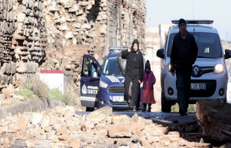 Topkapı Surları dökülüyor!